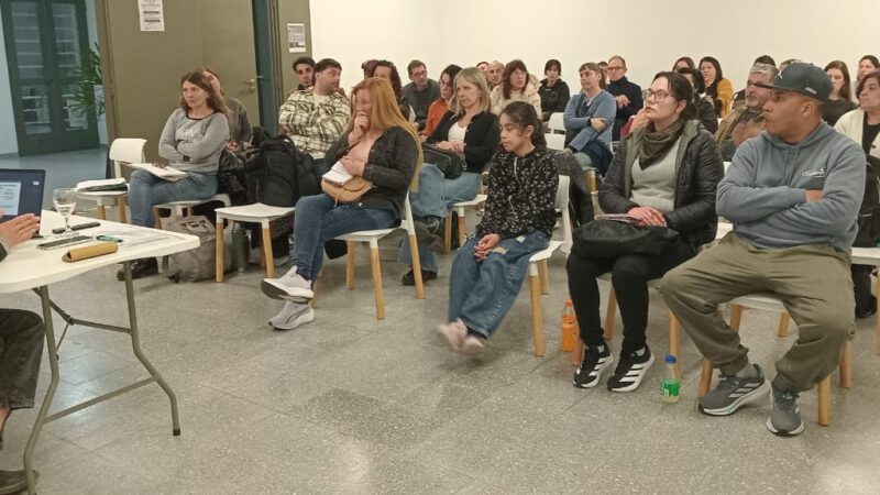 La UCALP y La Plata capacitan a referentes comunitarios para fortalecer la prevención de adicciones