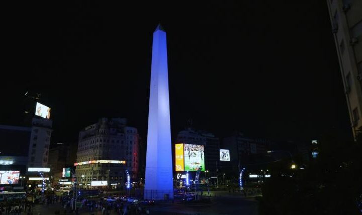 Buenos Aires ilumina sus monumentos para despedir a Lionel Messi