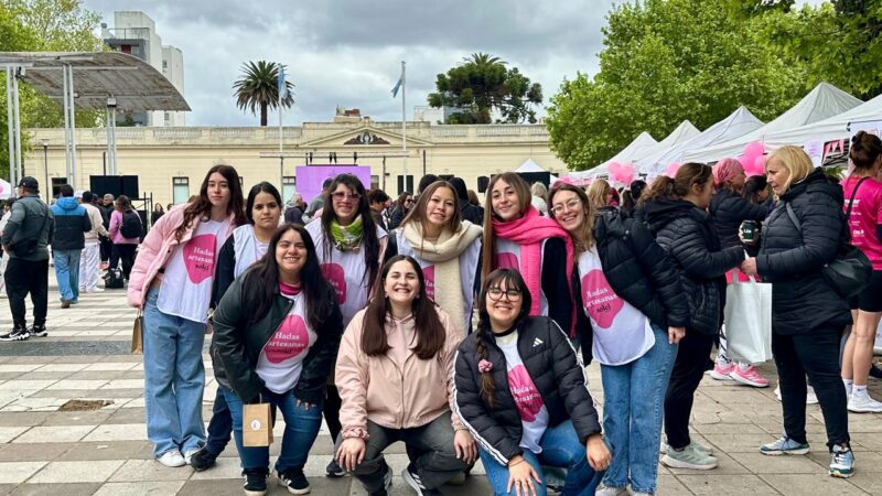 Marea rosa en Plaza Malvinas: más de 600 mujeres se reunieron en La Plata por la prevención del cáncer de mama
