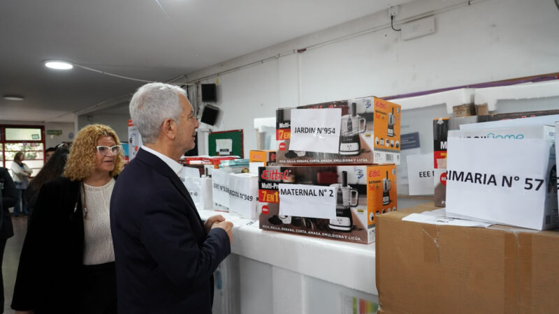 Alak entregó equipamiento de cocina a 32 escuelas platenses que brindan el SAE